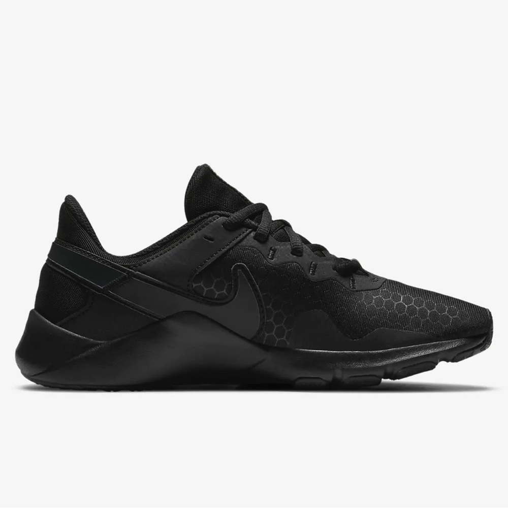 Nike legends essential 2 trainers NWOT size 7